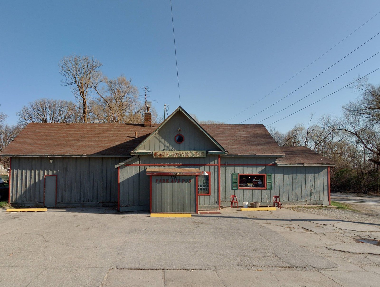 Front view of Park Avenue Pub